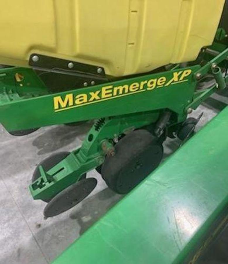 Used 2010 JOHN DEERE 1760 MaxEmerge XP Vac Planter