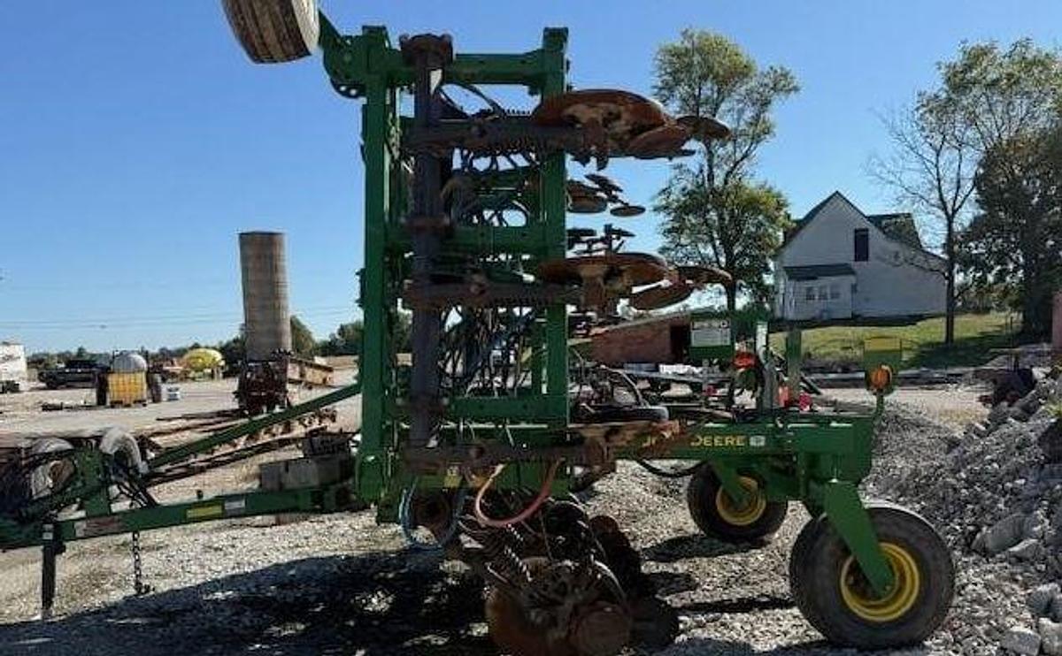 Used 2009 JOHN DEERE 2510H Fertilizer