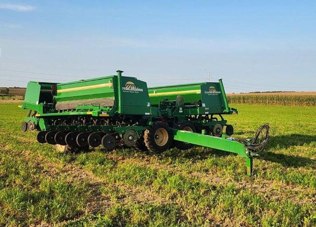 Used 2017 GREAT PLAINS 3S3000HD Grain Drill