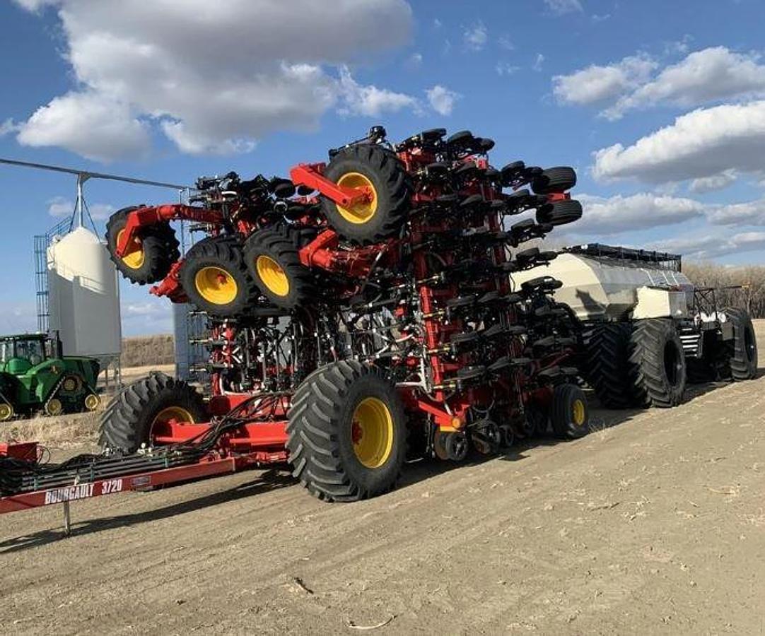 Used 2018 Bourgault 3820-60 & 2021 9950 Cart