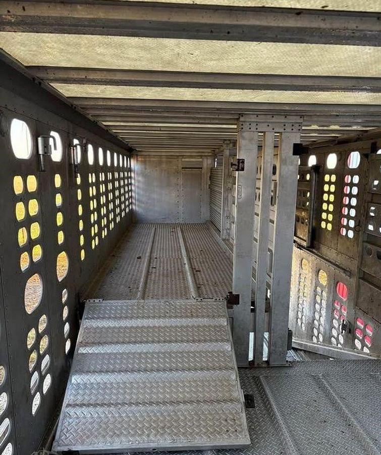 Used 2019 WILSON PSDCL-402H Livestock Trailer