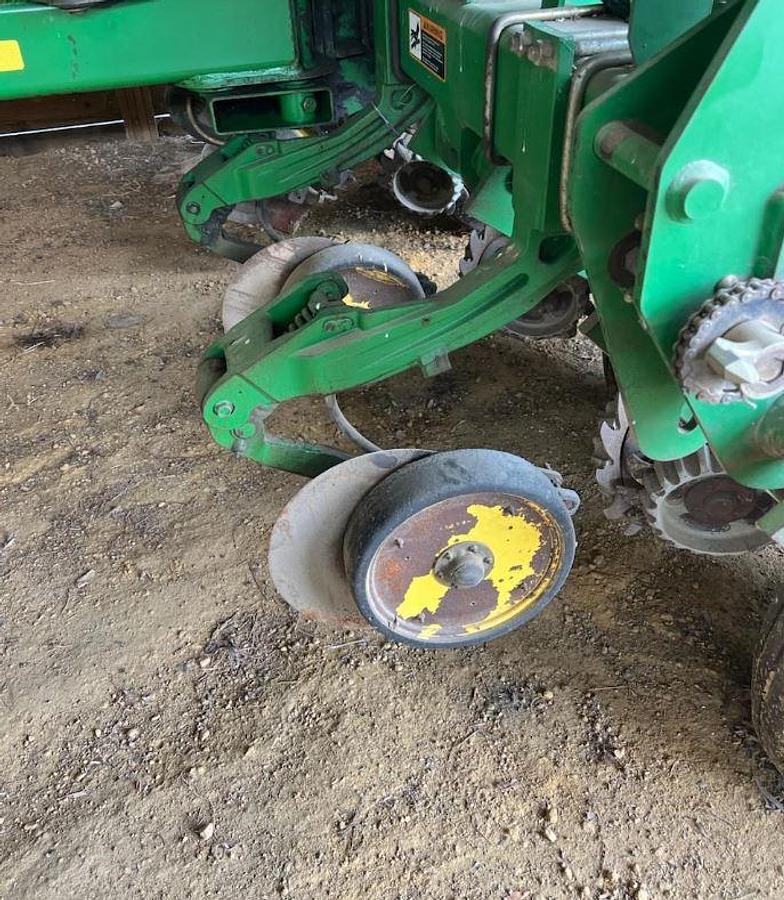Used 2005 JOHN DEERE 1770NT Planter