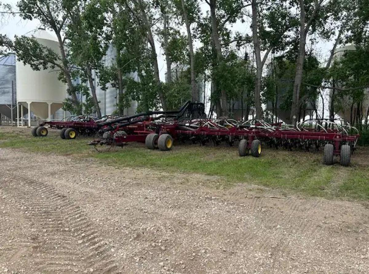 Used 2015 Bourgault L7800 with Seedhawk 6510 Toolbar