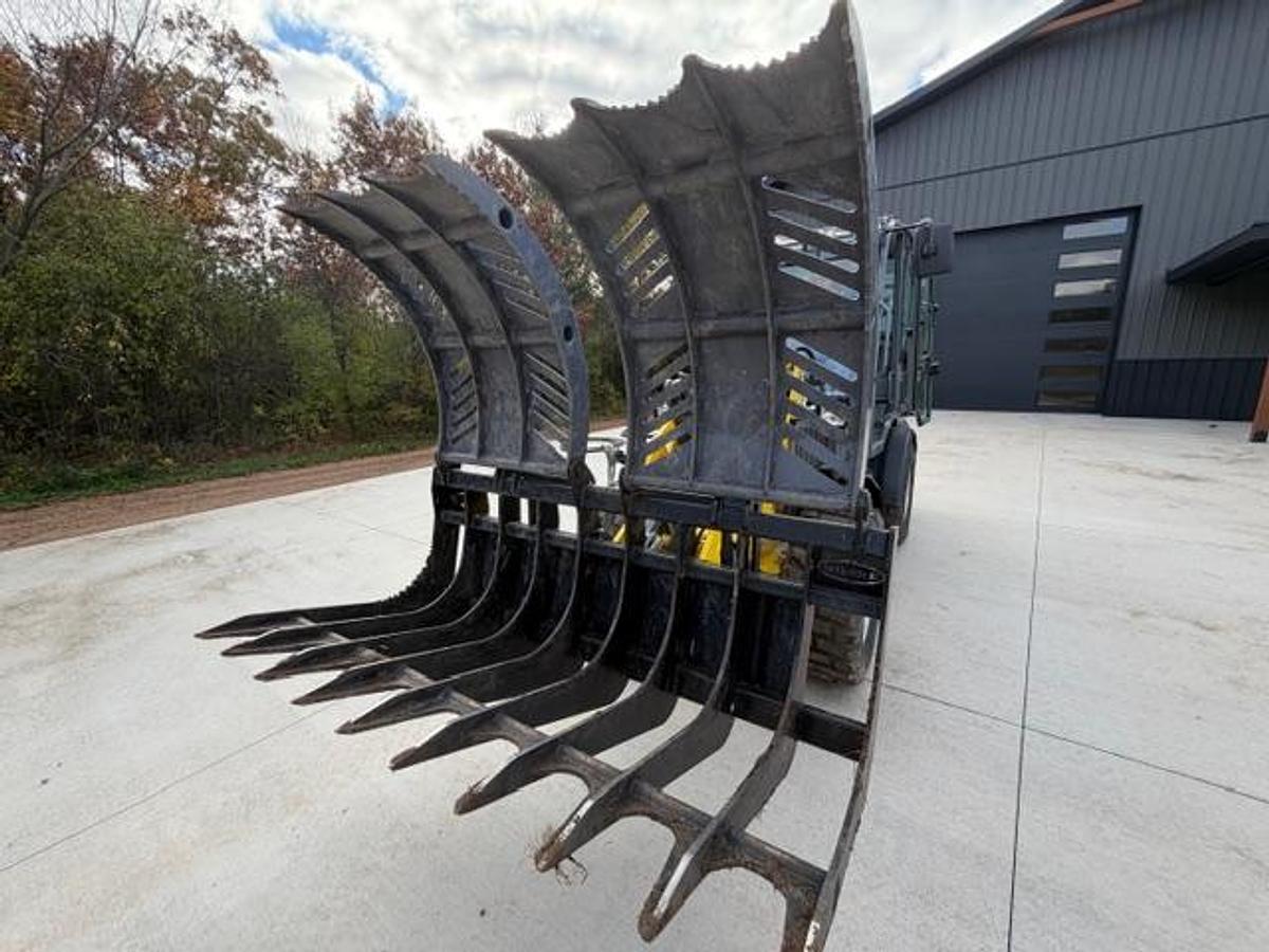 Used 2004 WACKER NEUSON Wheel Loader + Attachment