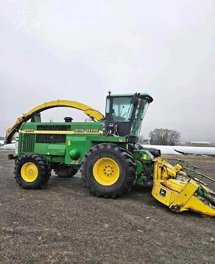 Used 2002 JOHN DEERE 6850 Self Propelled Harvester