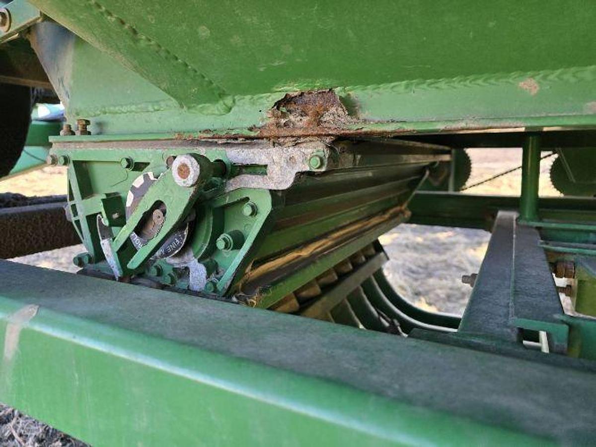 Used JOHN DEERE 1850 Air Seeder