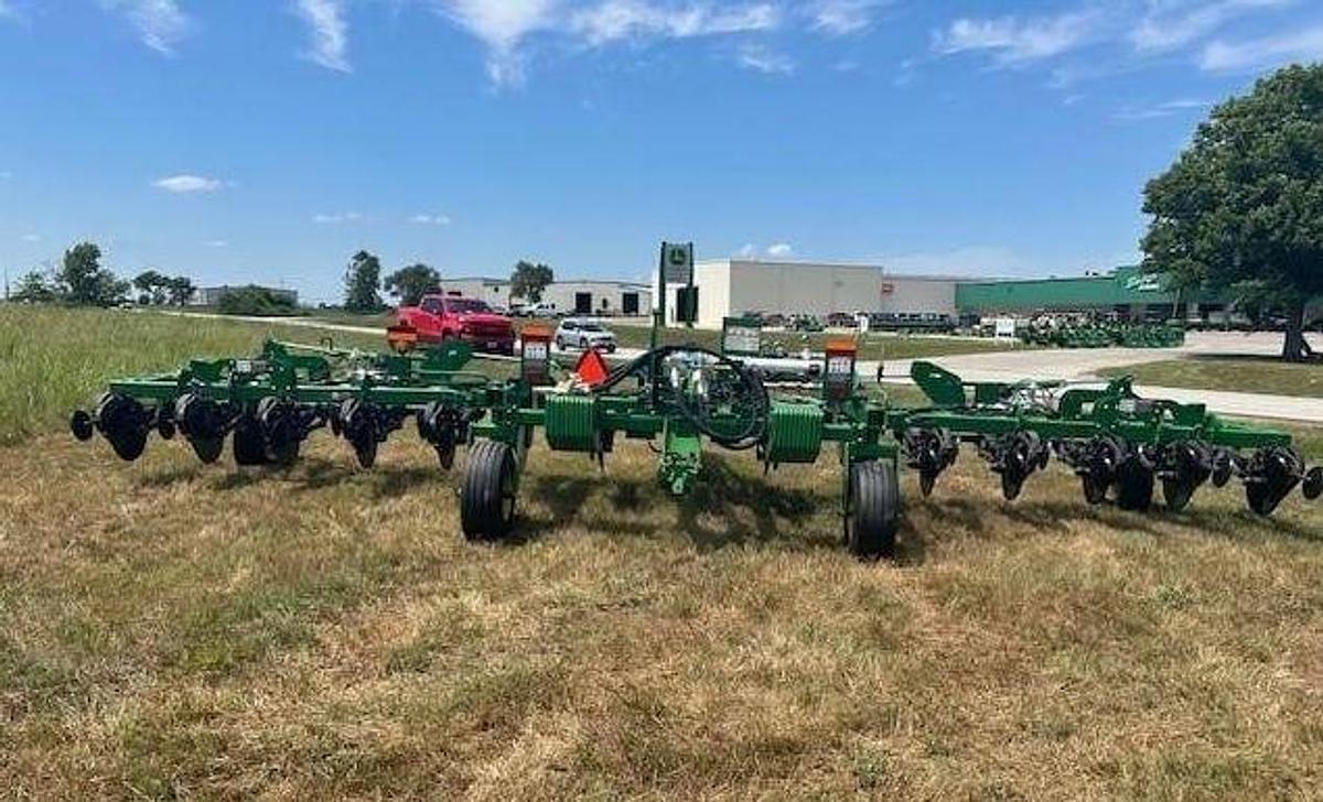 Used 2011 JOHN DEERE 2510H Fertilizer Applicator