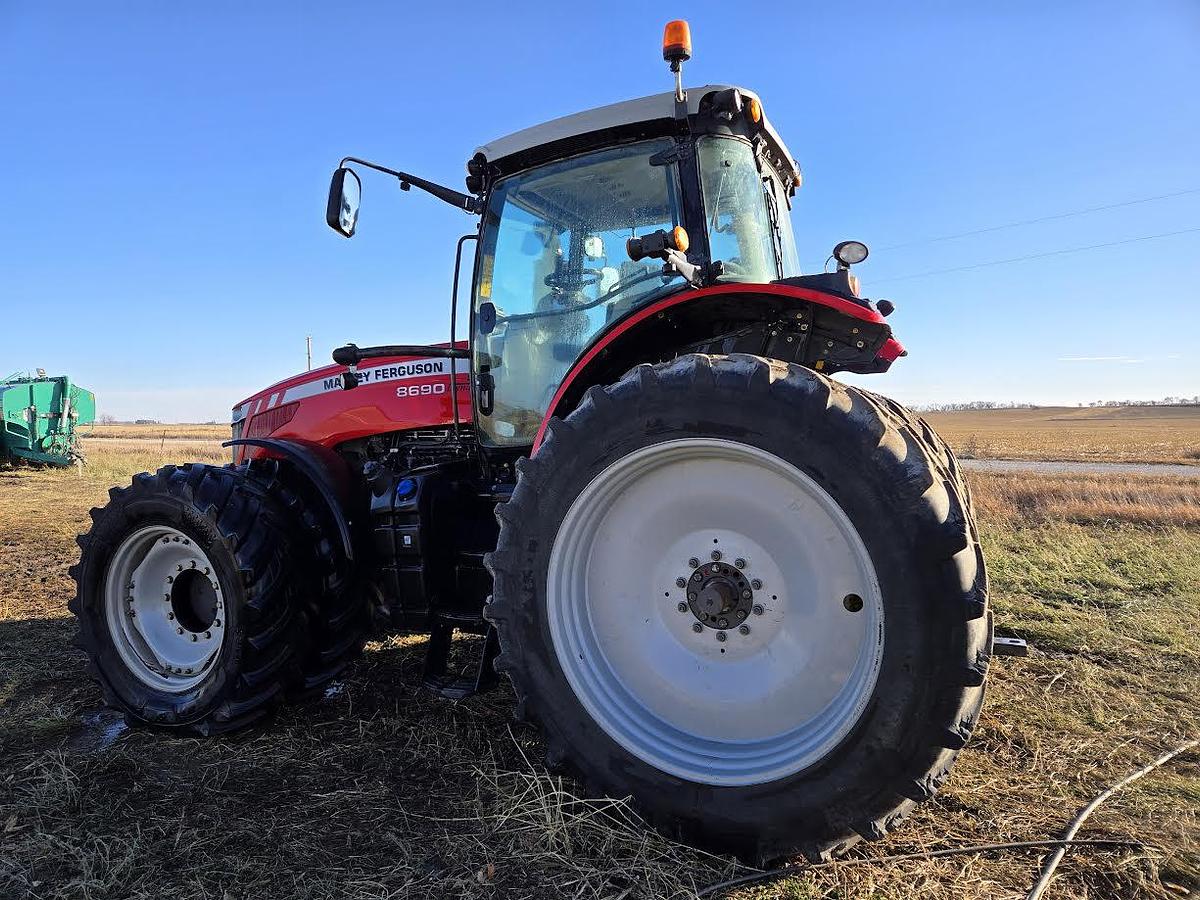Used 2011 MASSEY FERGUSON 8690 Tractor