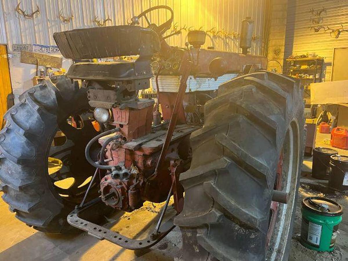 Used 1958 INTERNATIONAL 560 with Hydraulic Bucket