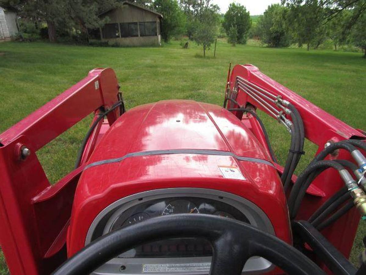 Used 2005 Mahindra 3510 with Loader