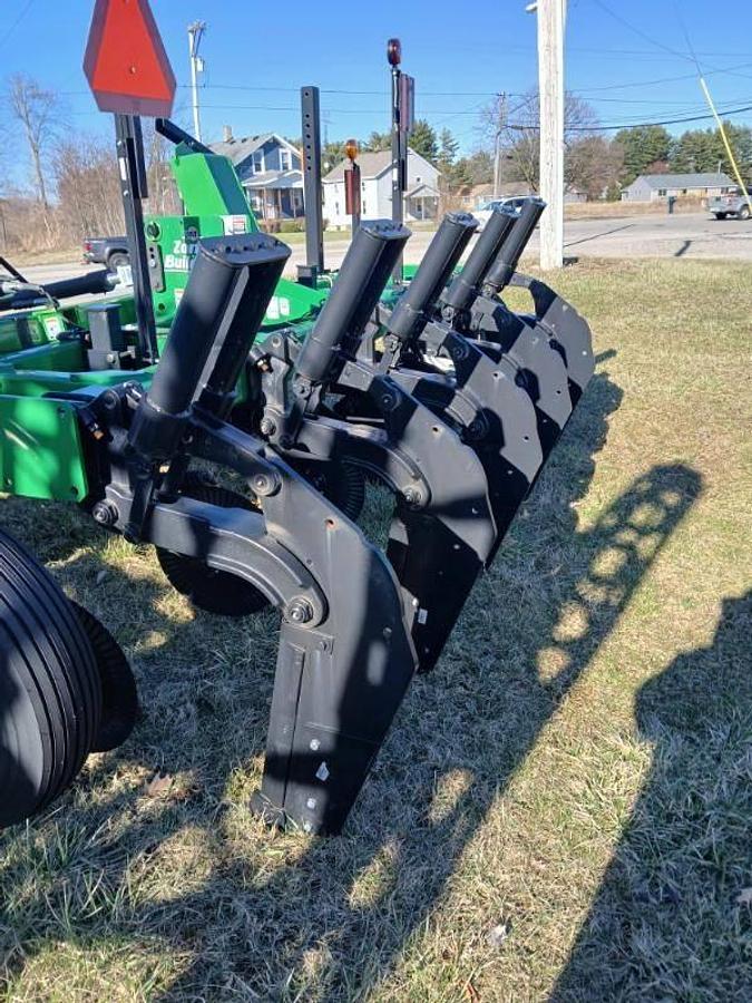 Used 2021 Unverferth McCurdy Zone Builder Ripper 5-shank with caddy