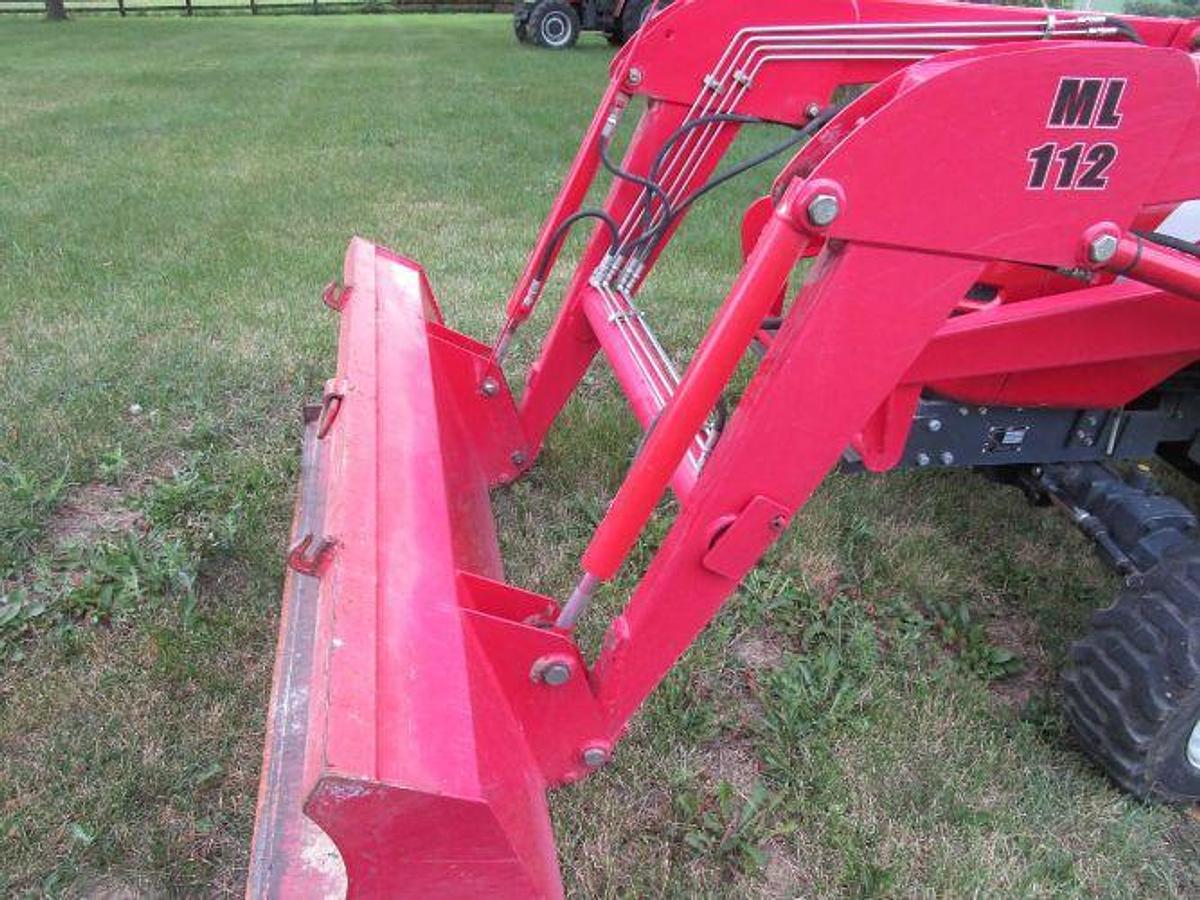 Used 2005 Mahindra 3510 with Loader