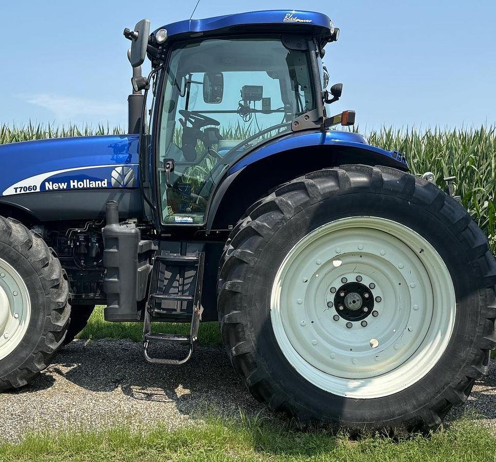 Used 2010 NEW HOLLAND T7060 Tractor