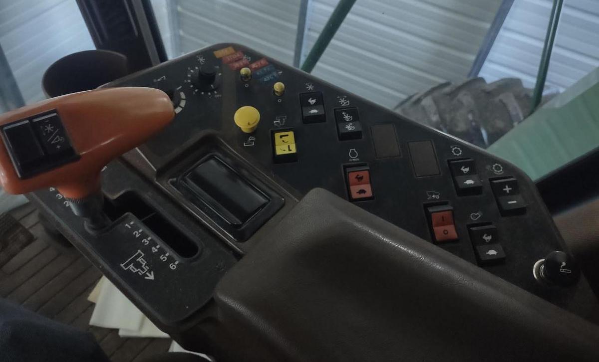 Used 1999 John Deere 9610 with Header and Cart