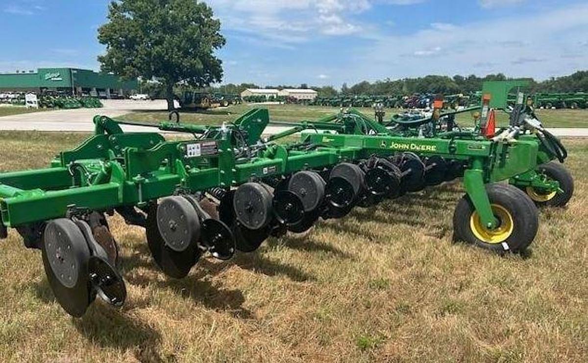 Used 2011 JOHN DEERE 2510H Fertilizer Applicator