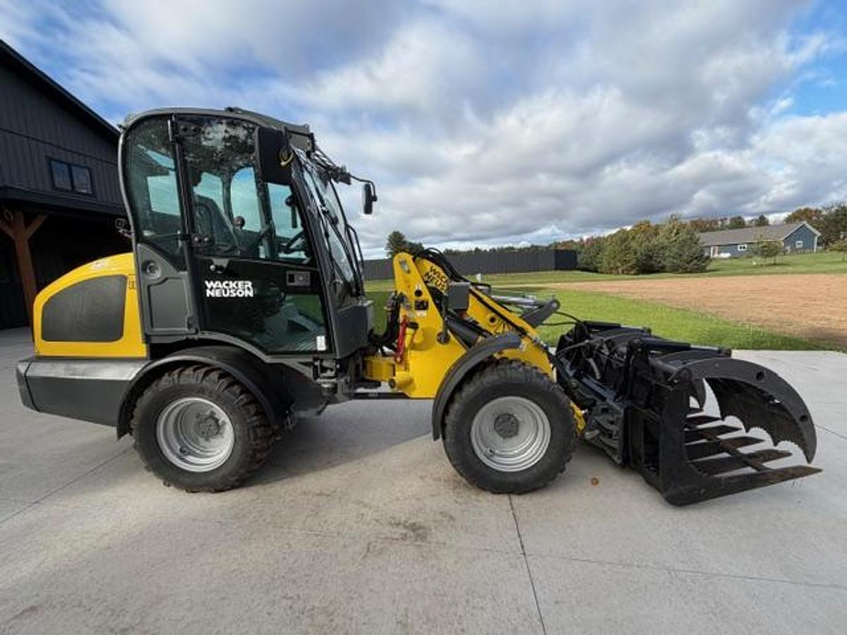 Used 2004 WACKER NEUSON Wheel Loader + Attachment