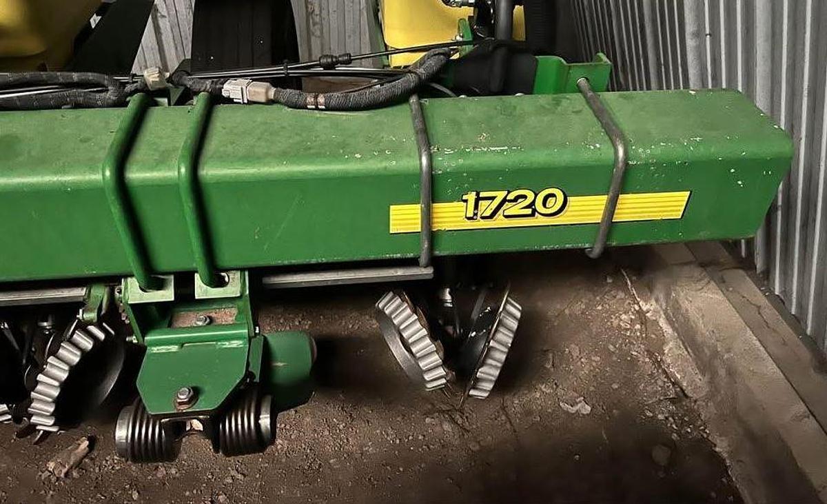 Used JOHN DEERE 1720 Planter