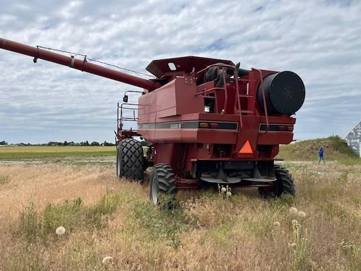 Used 1999 Case IH 2388 Grain Combine with 1010 Header
