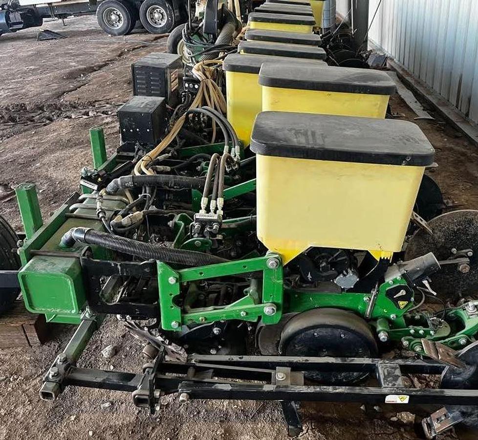 Used 2020 JOHN DEERE DR12 Planter