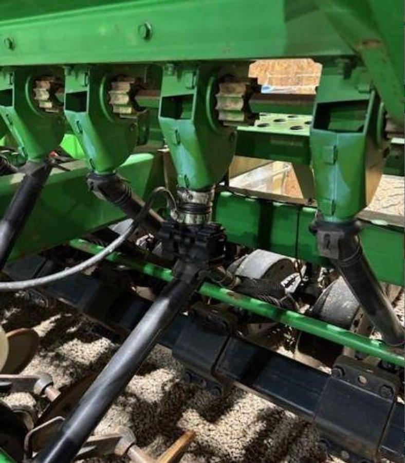 Used 2002 JOHN DEERE 1560