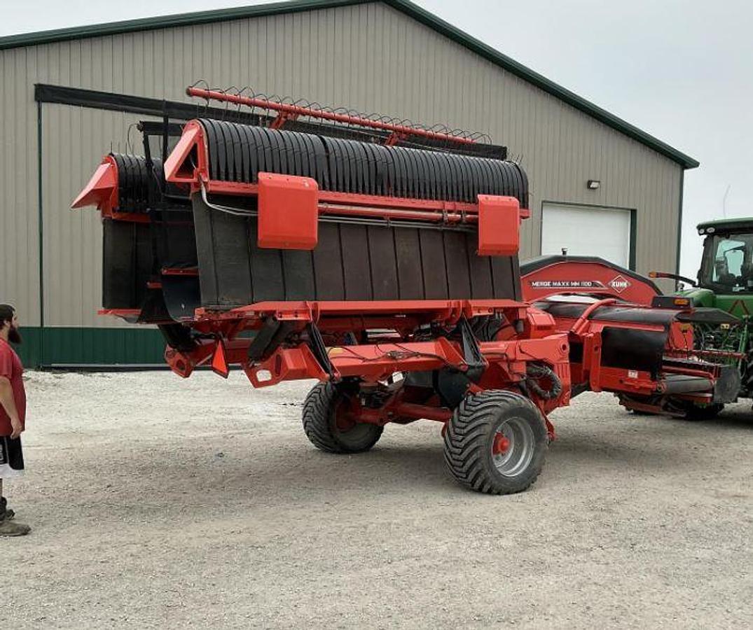 Used 2020 Kuhn Merge Maxx 1100