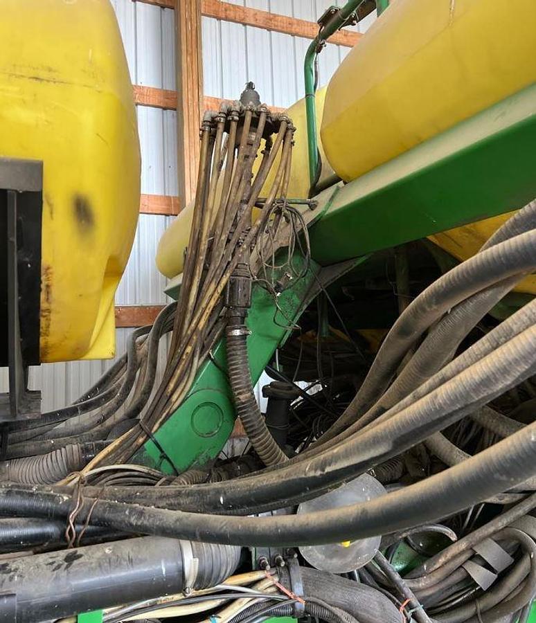 Used 2005 JOHN DEERE 1770NT Planter
