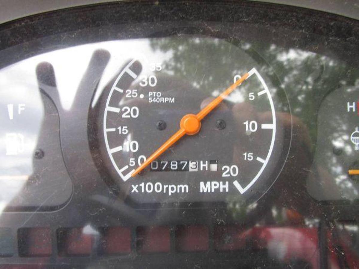 Used 2005 Mahindra 3510 with Loader