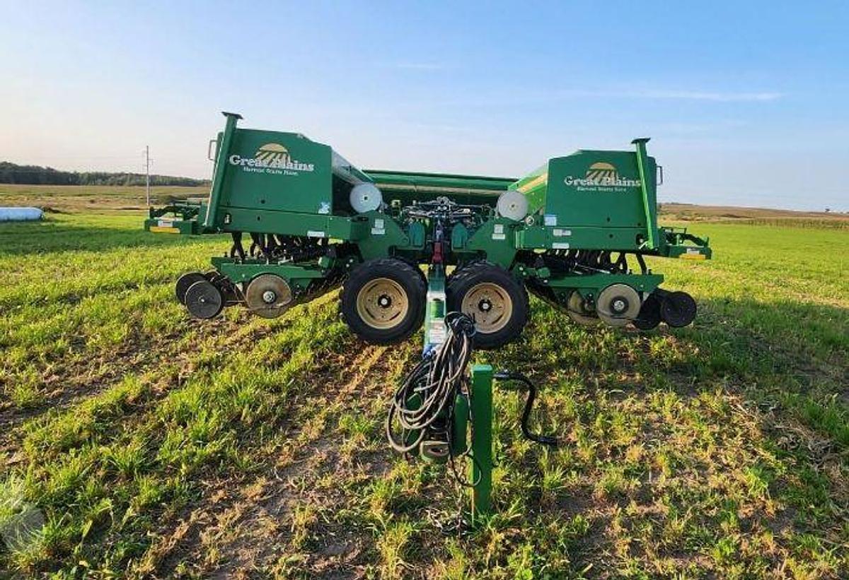 Used 2017 GREAT PLAINS 3S3000HD Grain Drill