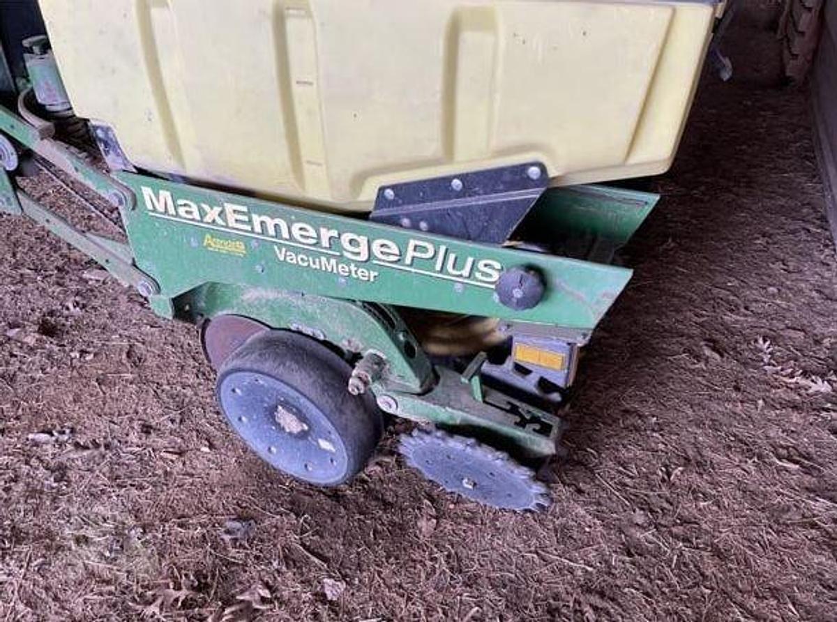 Used Unknown JOHN DEERE 1770 16R-30-Inch Planter