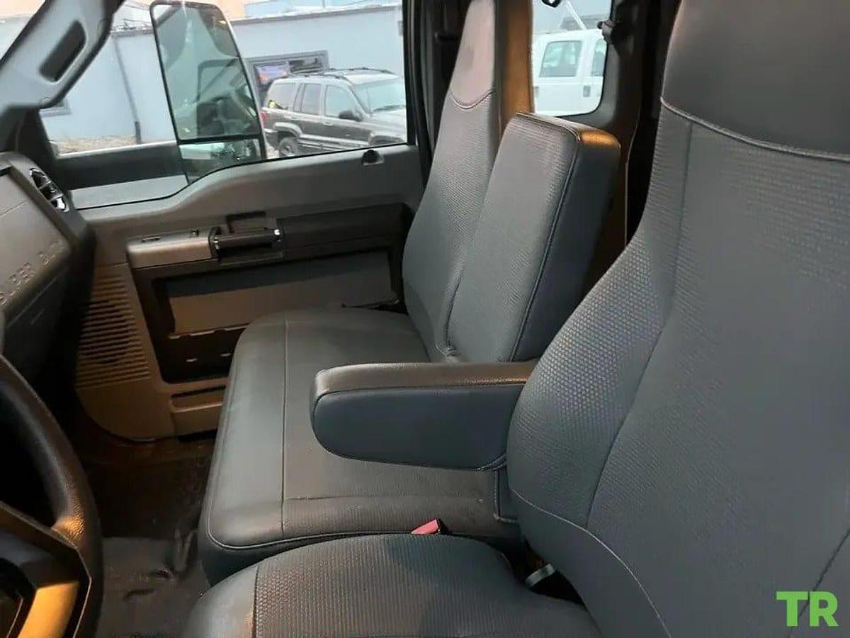 Used 2024 Ford F-650 26' Moving Van