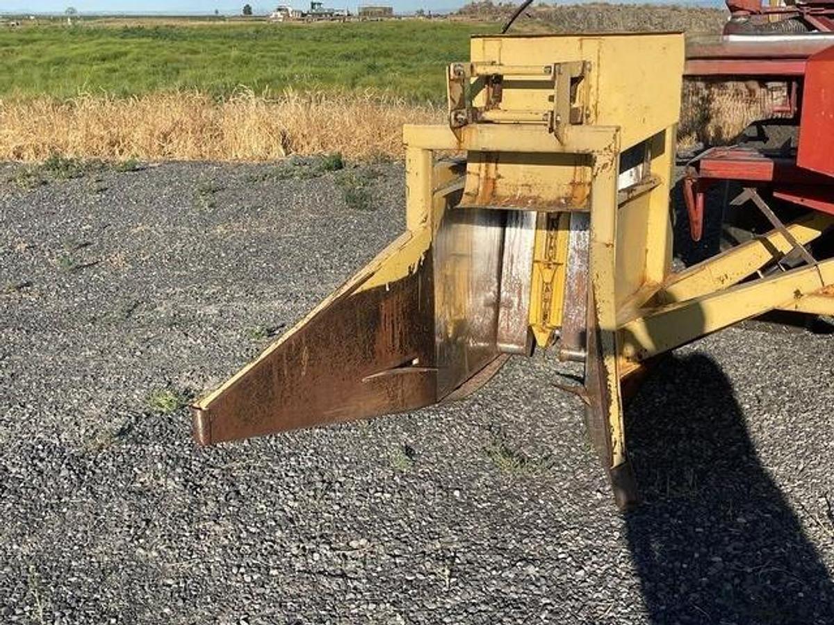 Used 1985 New Holland 1068 Bale Accumulator