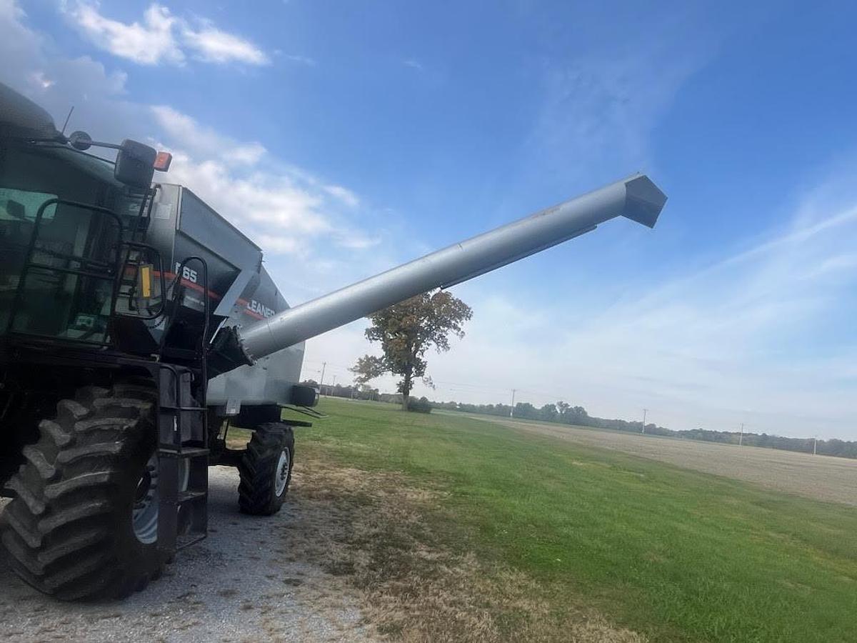 Used 2005 Gleaner R65 Combine