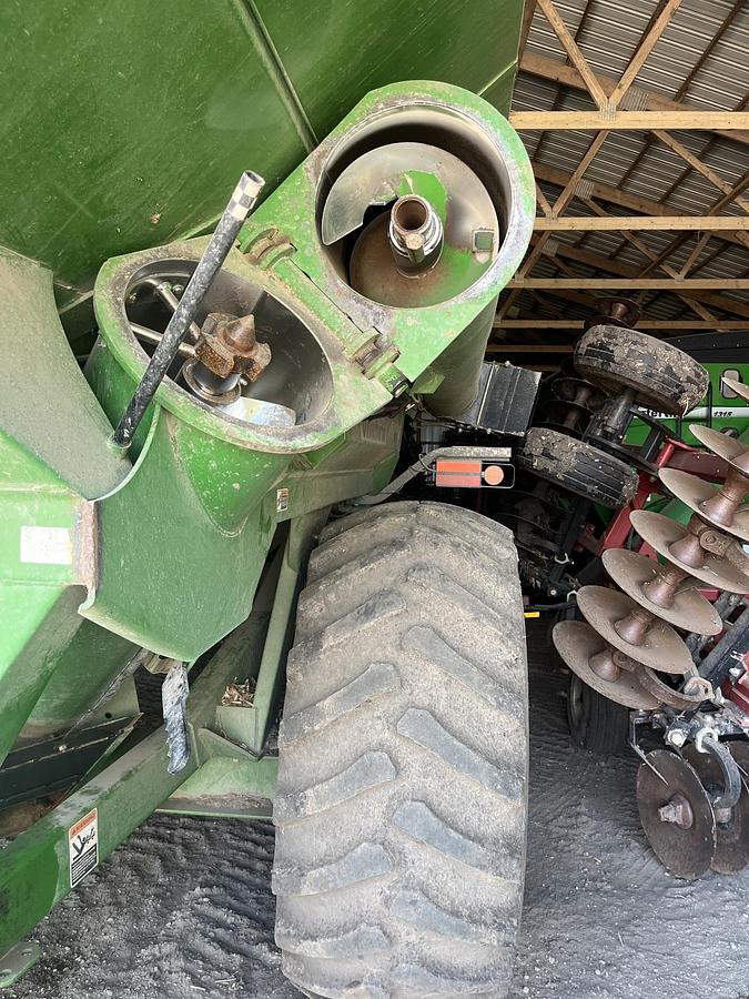 Used 2011 8250 Grain Cart