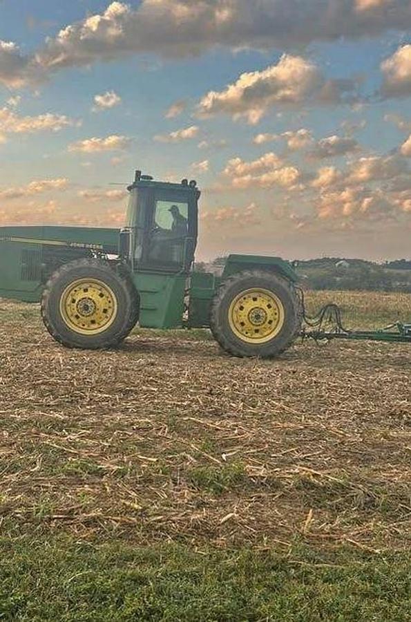 Used 1990 JOHN DEERE 8760 Tractor