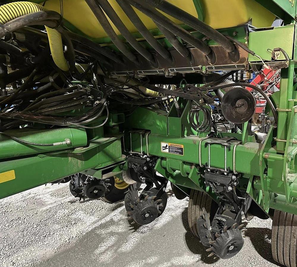 Used 2007 JOHN DEERE 1770NT Planter