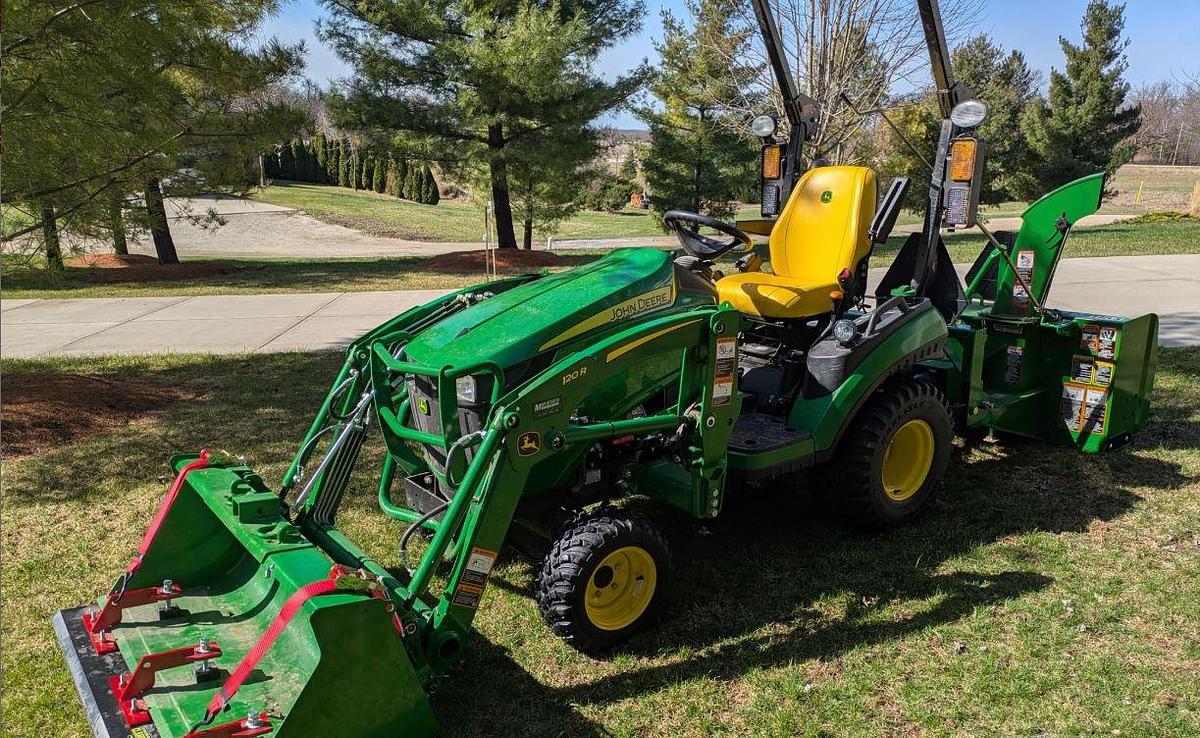 Used 2022 JOHN DEERE 1025R