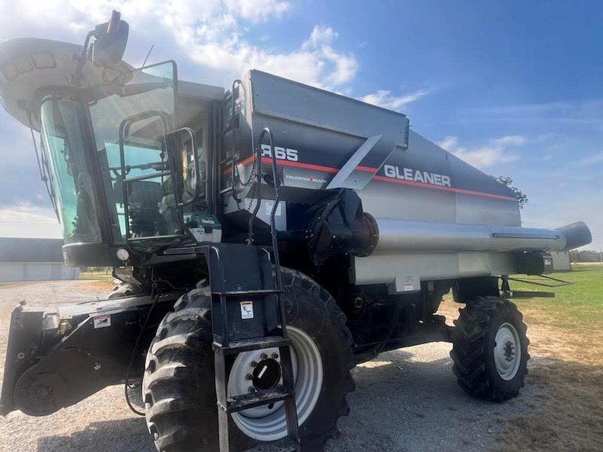 Used 2005 Gleaner R65 Combine