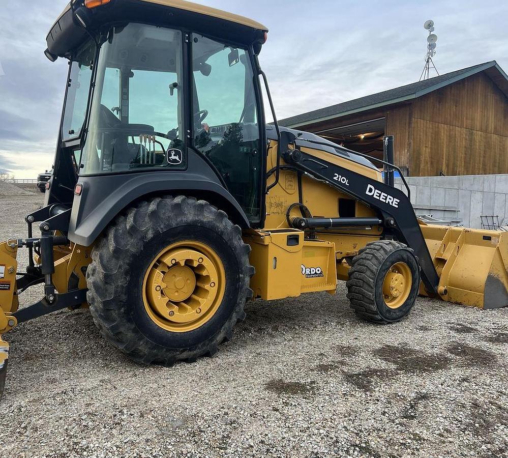 Used 2019 JOHN DEERE 210L Skip Loader