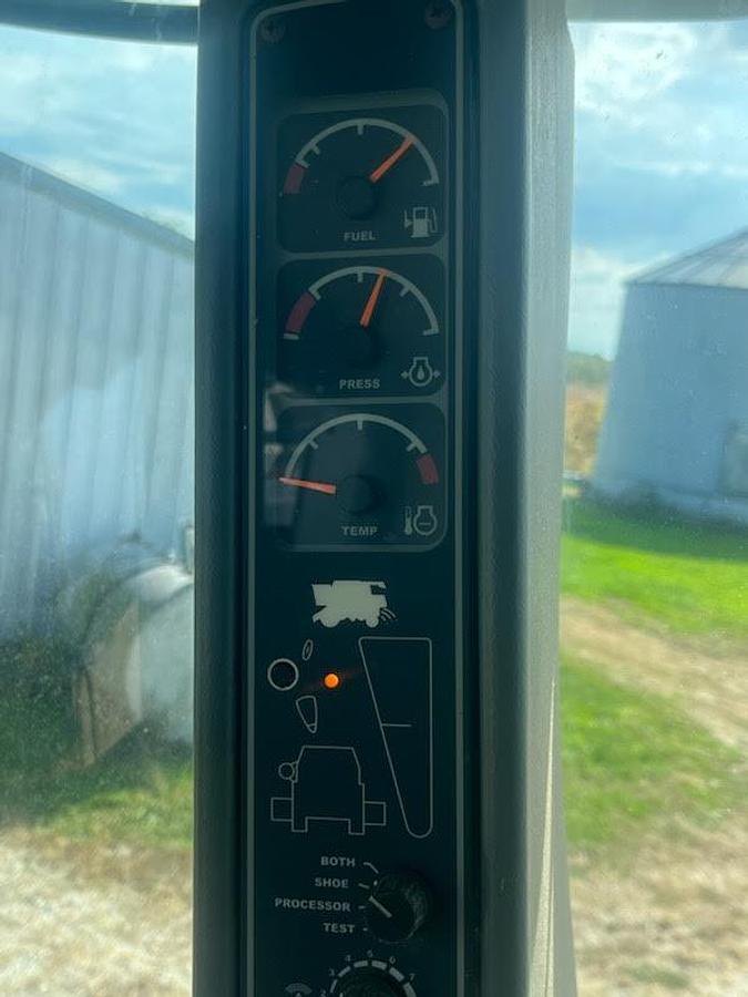 Used 2005 Gleaner R65 Combine