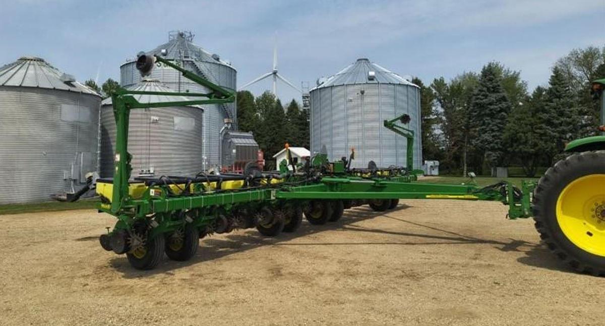 Used 2009 John Deere 1770NT Planter