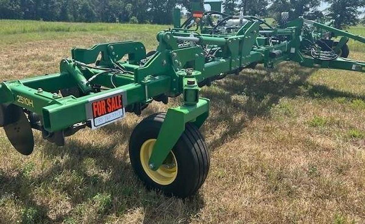 Used 2011 JOHN DEERE 2510H Fertilizer Applicator