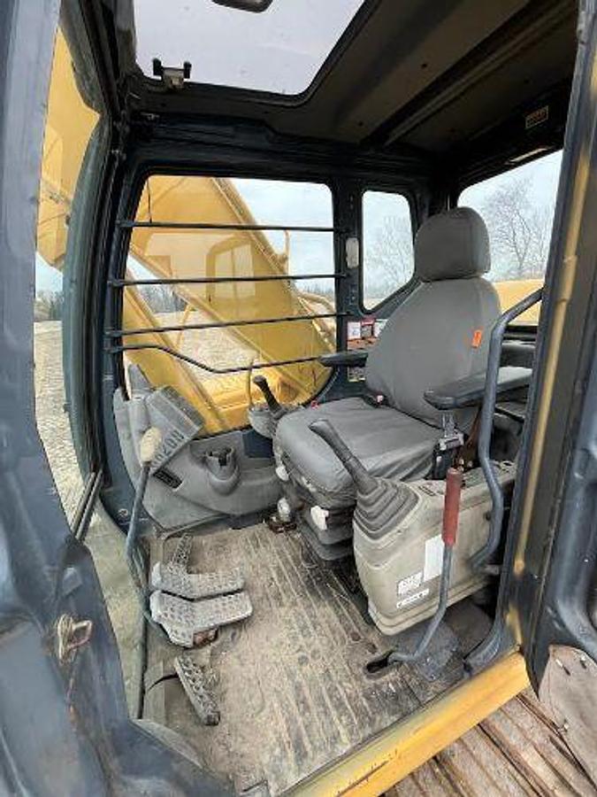 Used 2006 JOHN DEERE 200C LC Excavator