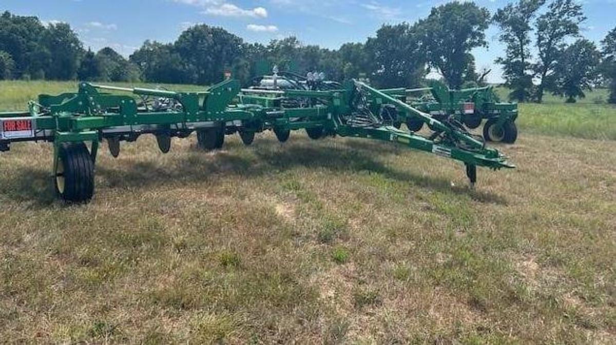 Used 2011 JOHN DEERE 2510H Fertilizer Applicator