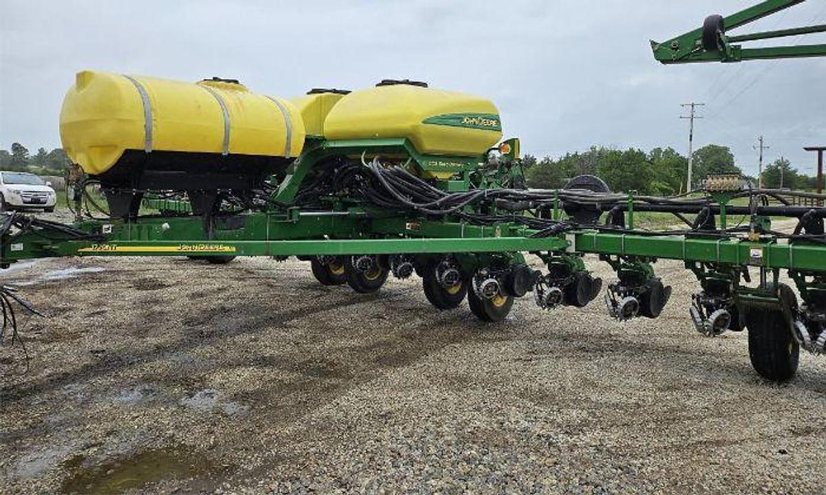 Used 2009 JOHN DEERE 1770NT Planter