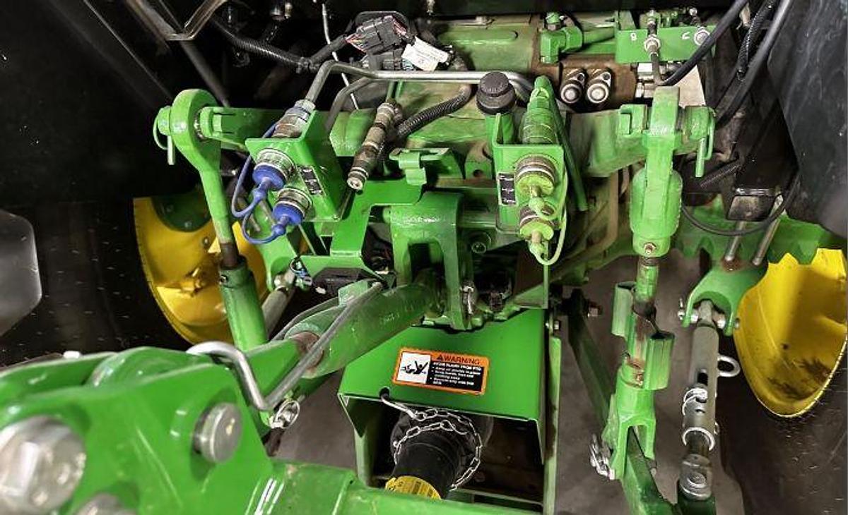 Used 2022 JOHN DEERE 5055E