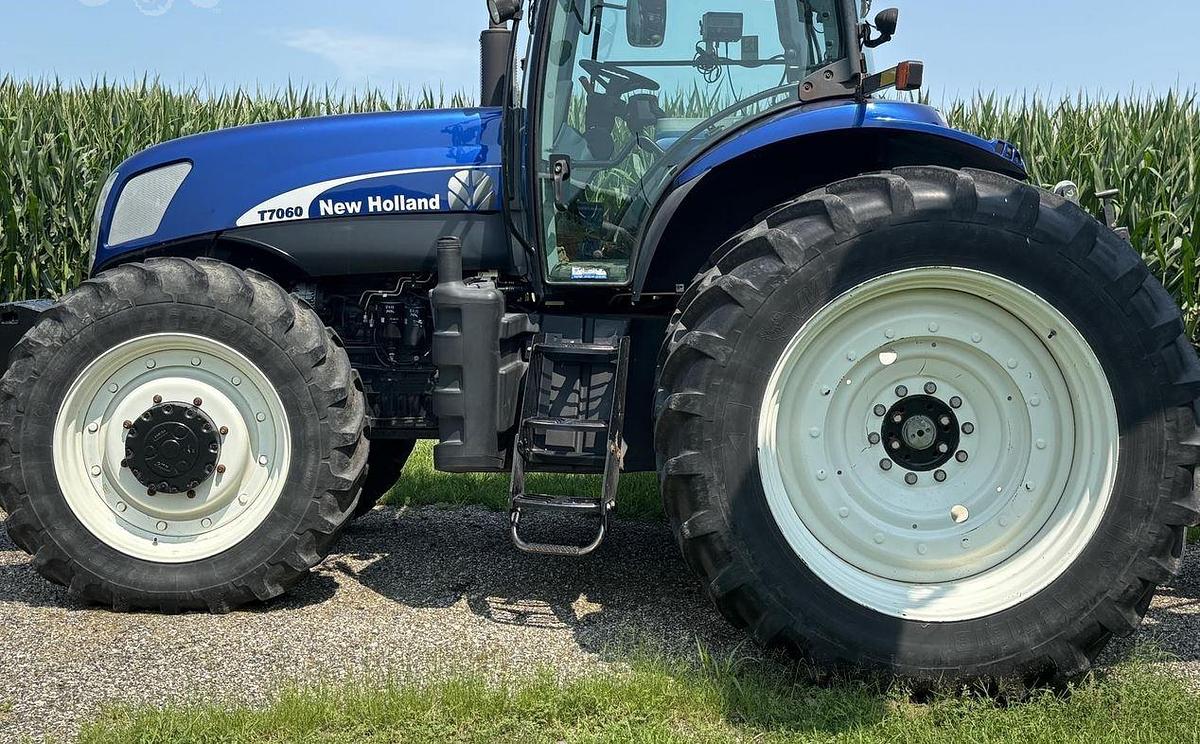 Used 2010 NEW HOLLAND T7060 Tractor