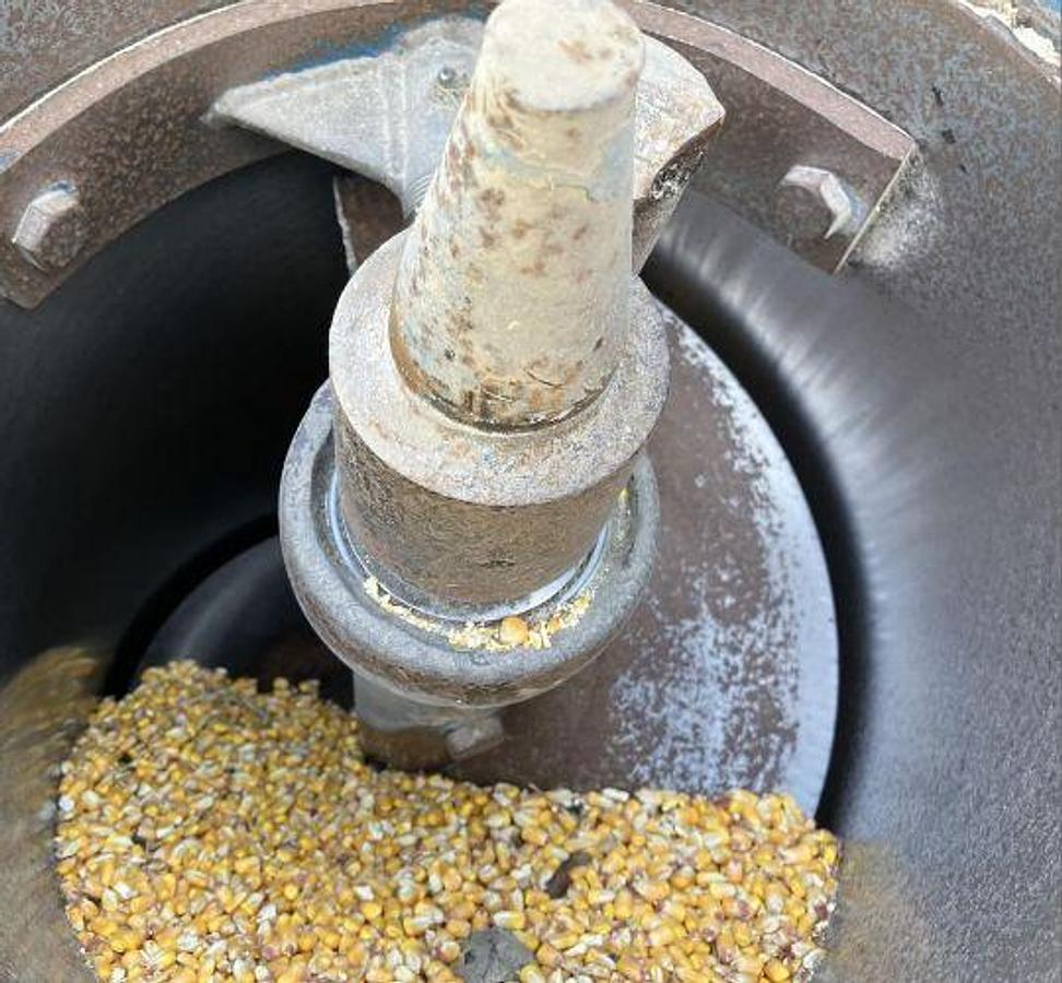 Used 2012 KINZE 640 Grain Cart