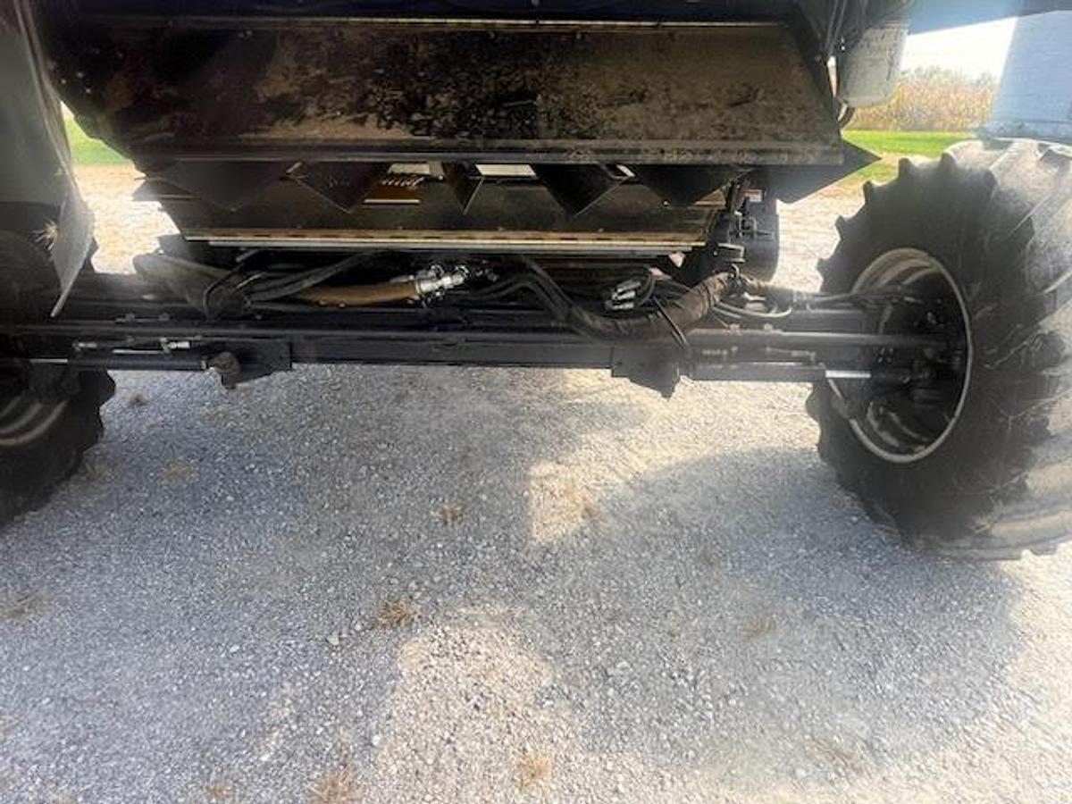 Used 2005 Gleaner R65 Combine