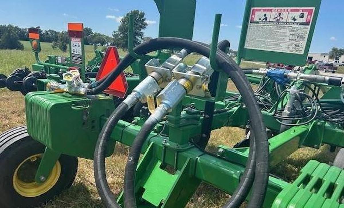 Used 2011 JOHN DEERE 2510H Fertilizer Applicator