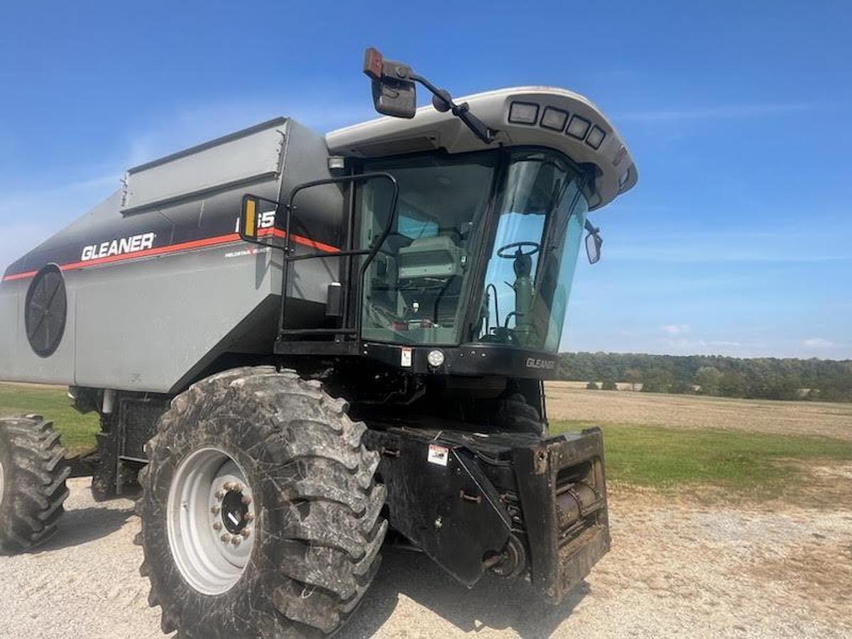 Used 2005 Gleaner R65 Combine